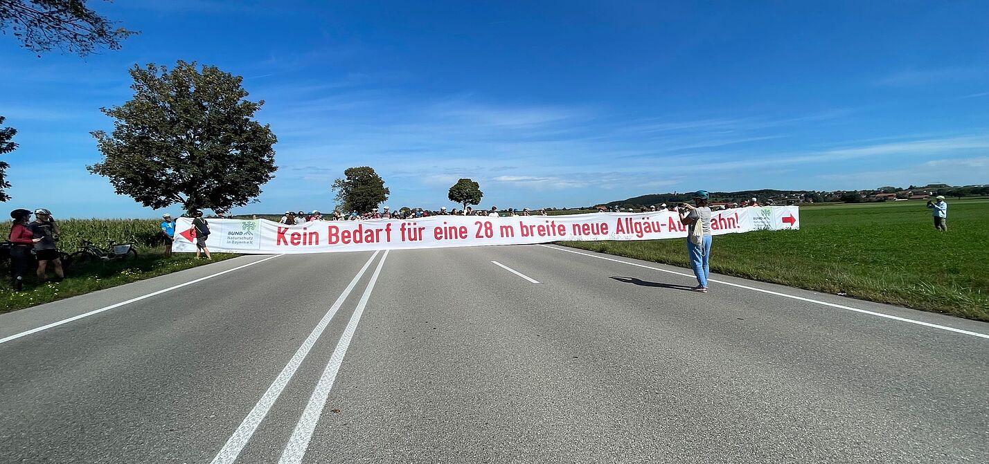 Demonstranten mit Banner auf breiter Straße