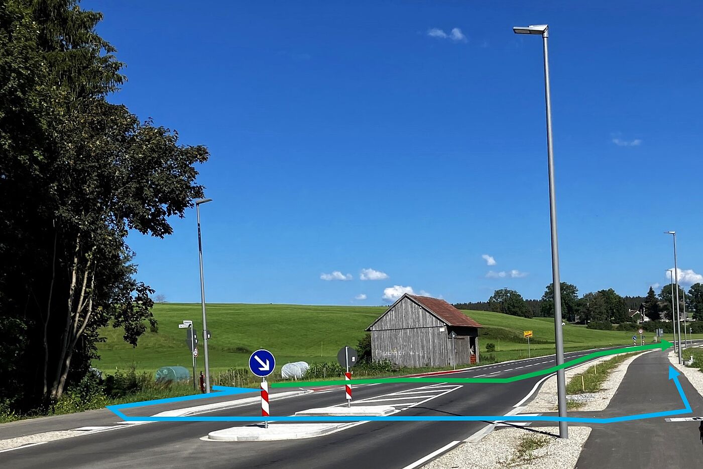 Straßenquerung mit Wegmarkierungen