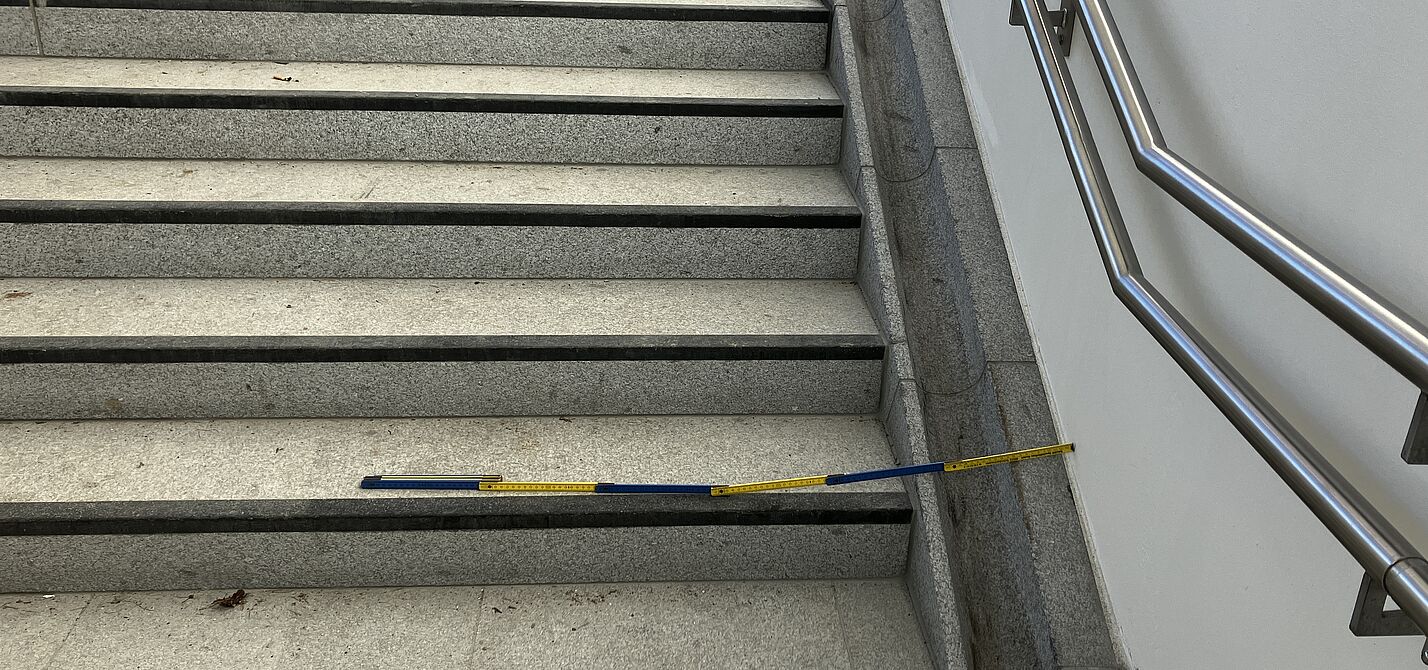 Treppe mit Schieberinne für Fahrräder