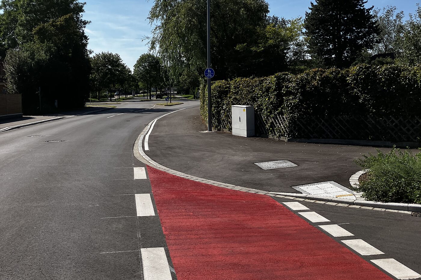 Rote Querungsmarkierung an der Einmündung