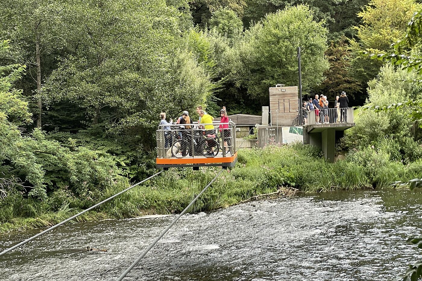 Eine Schwebefähre schwebt über die Wupper