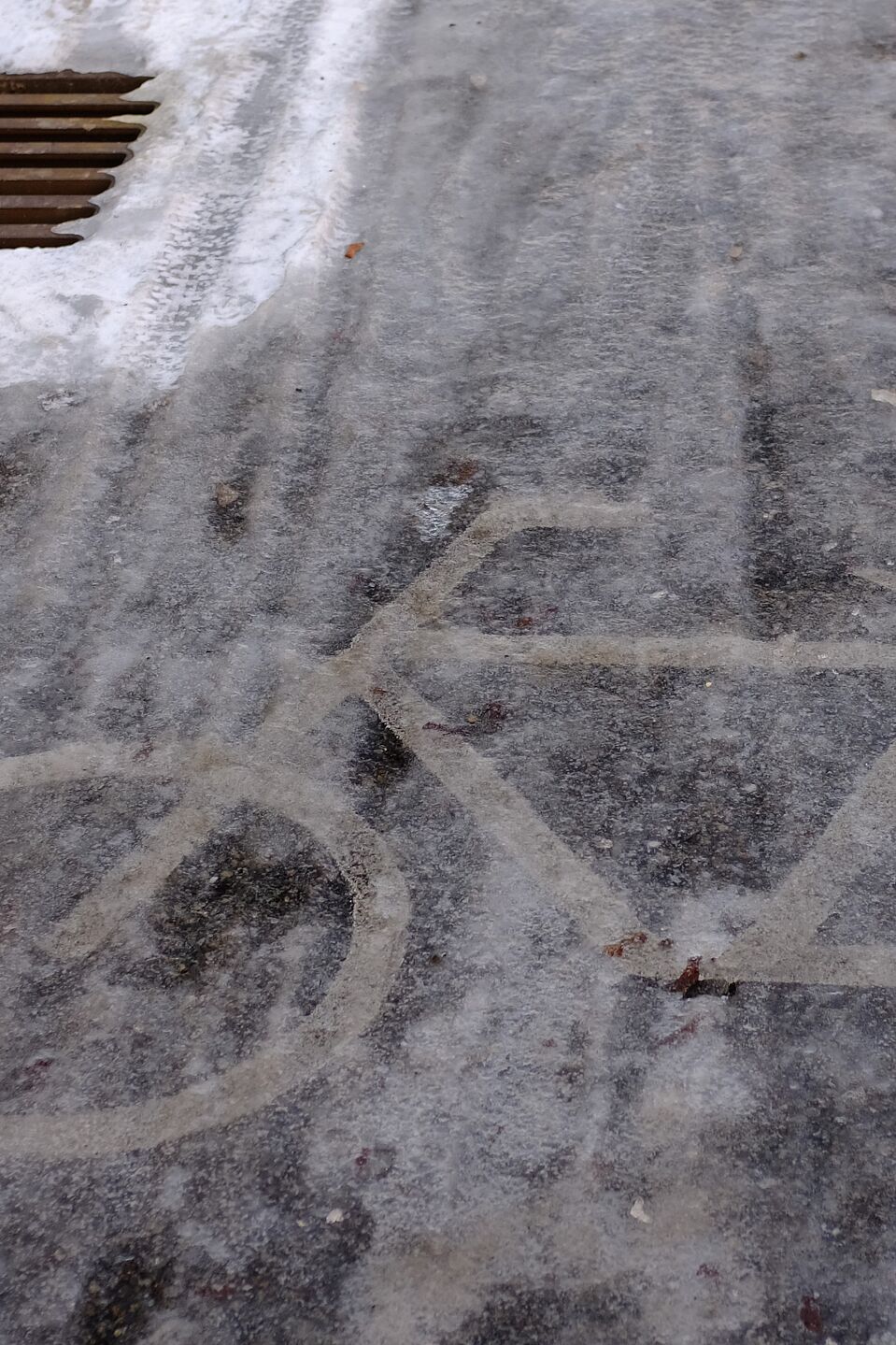 LV_Radfahren-Winter 2 Eis auf einem Radweg. Das ist gefährlich.