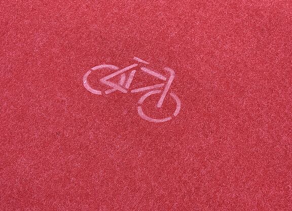 Roter Teppich mit Fahrradsymbol