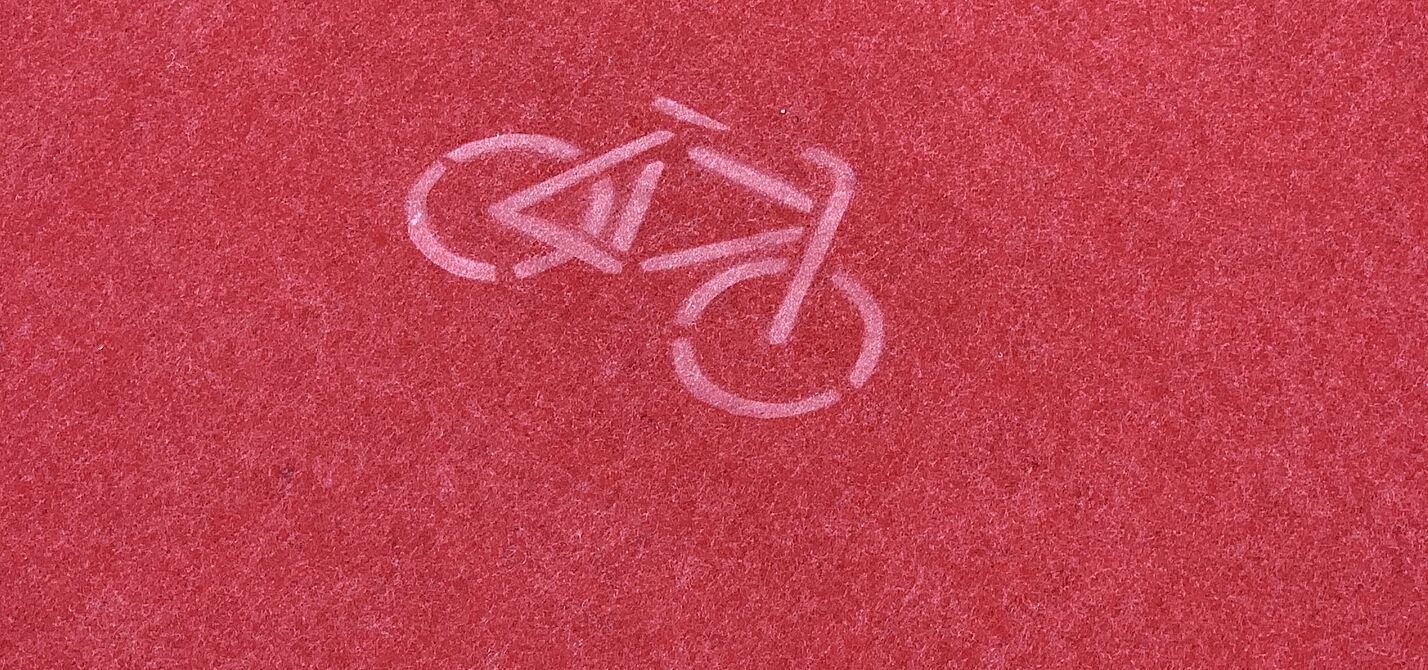 Roter Teppich mit Fahrradsymbol