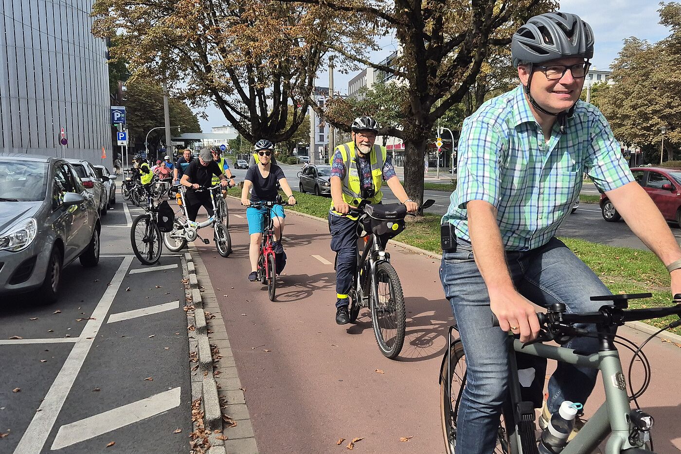 2025-09_Exkursion_Mobilitaet_Dortmund__ADFC_NRW Zweirichtungsradweg wird von Radfahrer befahren.