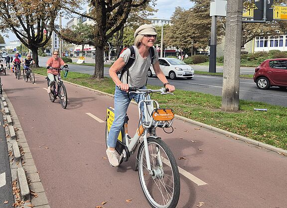 2025-09_Exkursion_Mobilitaet_Dortmund__ADFC_NRW Zwei Frauen benutzen einen Zweirichtungsradweg.