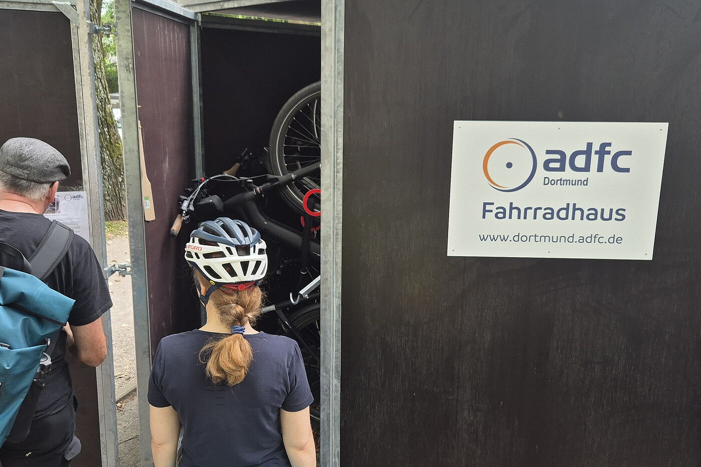 2025-09_Exkursion_Mobilitaet_Dortmund__ADFC_NRW Eine Frau und ein Mann gucken in das Fahrradhaus.