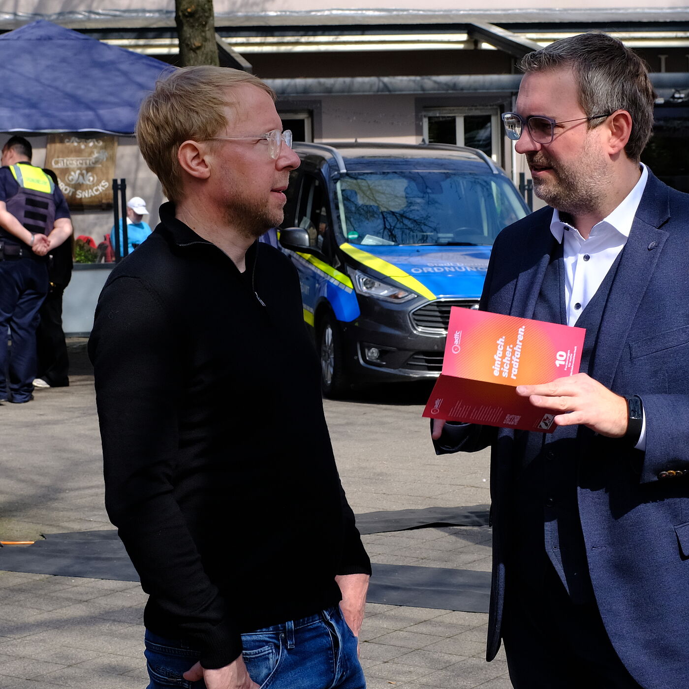 2026-04-17_Dormagen_Verkehrssicherheit__ADFC_NRW Gespräch zweier Personen.