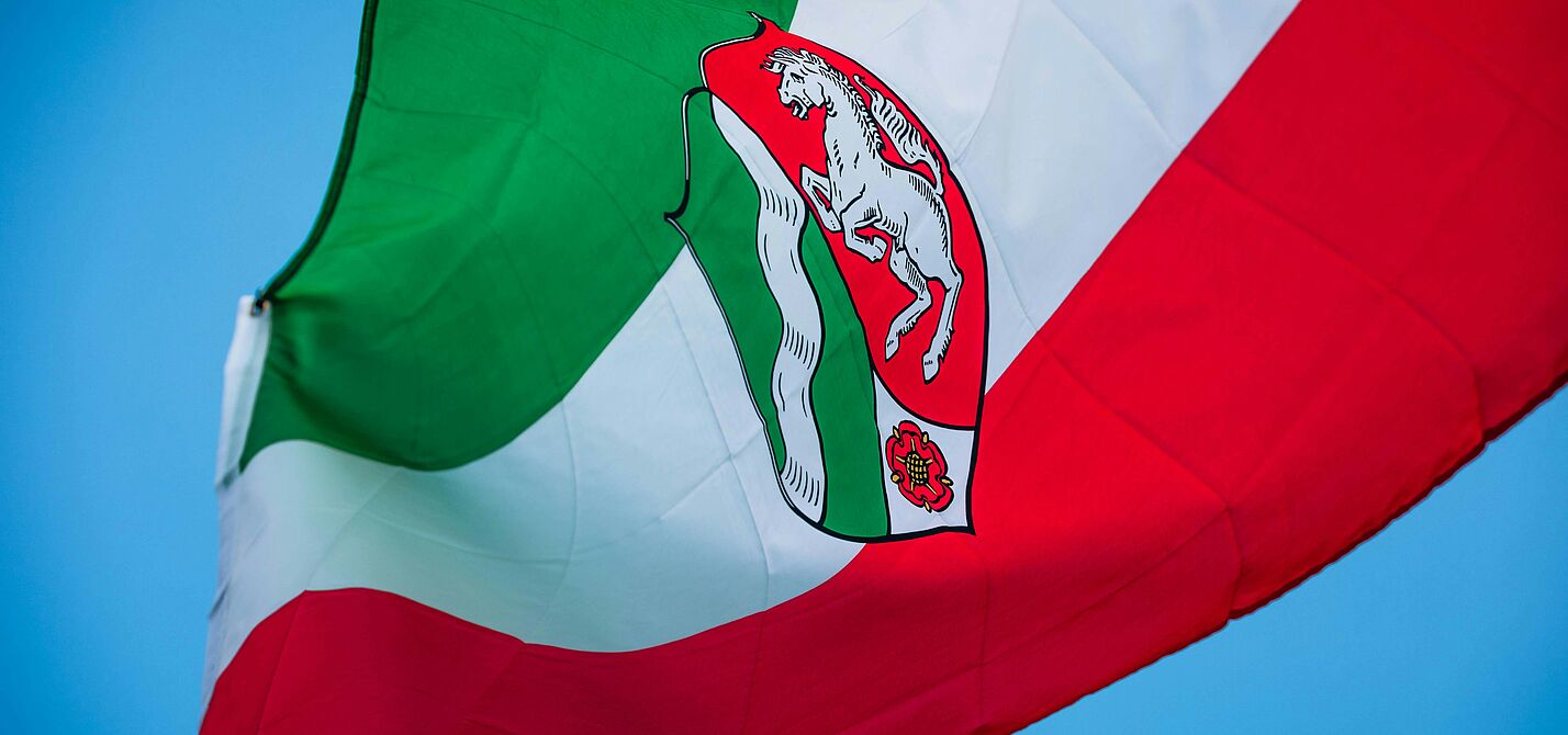 Die im Wind wehende Flagge des Landes Nordrhein-Westfalen