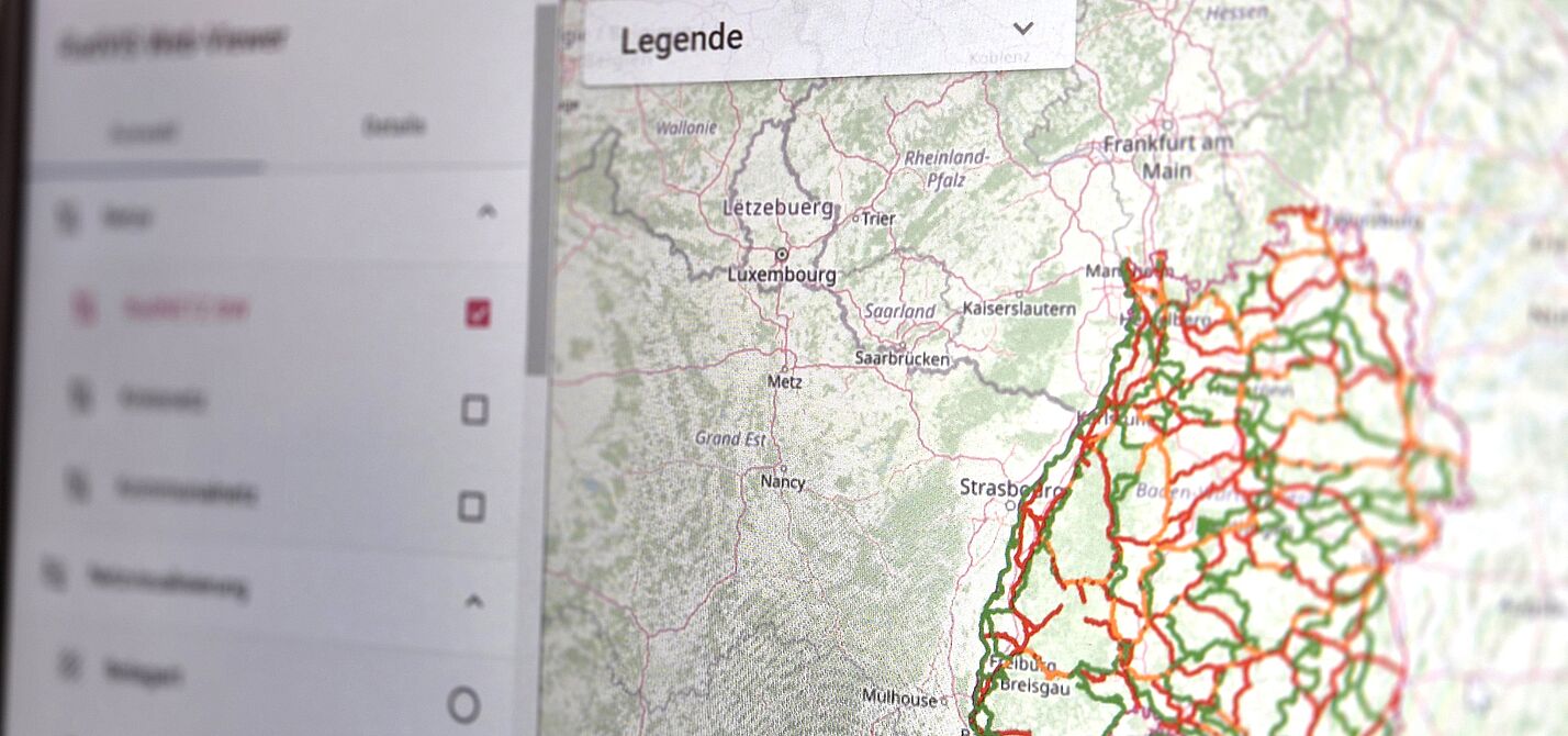 Ansicht RadVIS WebViewer auf Computerbildschirm Das Bild zeigt eine Ansicht des RadVIS WebViewer auf einem Computerbildschirm, der eine Karte des Radwegenetzes in Baden-Württemberg zeigt
