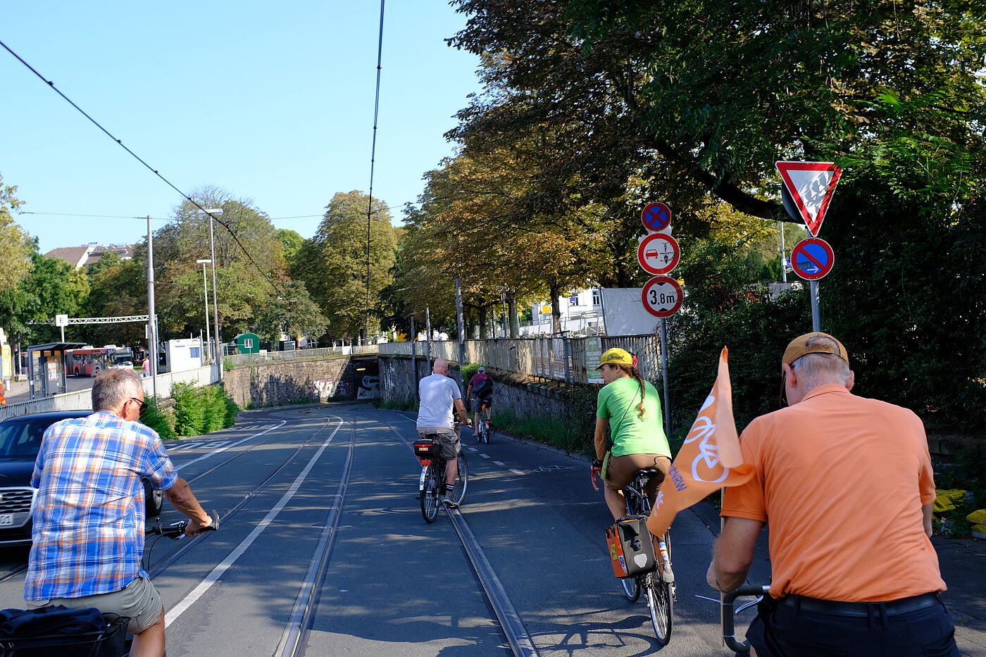 2024-08-Exkursion_Bonn_-_ADFC_NRW__125 Überholen verboten! An einer engen und kurvenreichen Unterführung am Bonner Bahnhof ist es verboten, dass Bus- und Autofahrer:innen Radfahrende überholen. Gut so - diese Unterführung ist wirklich eng und bietet aufgrund der Kurven wenig Sicht.