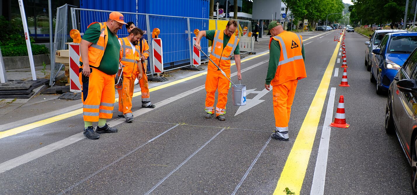 Markierungsarbeiten für einen Pop-up-Radweg