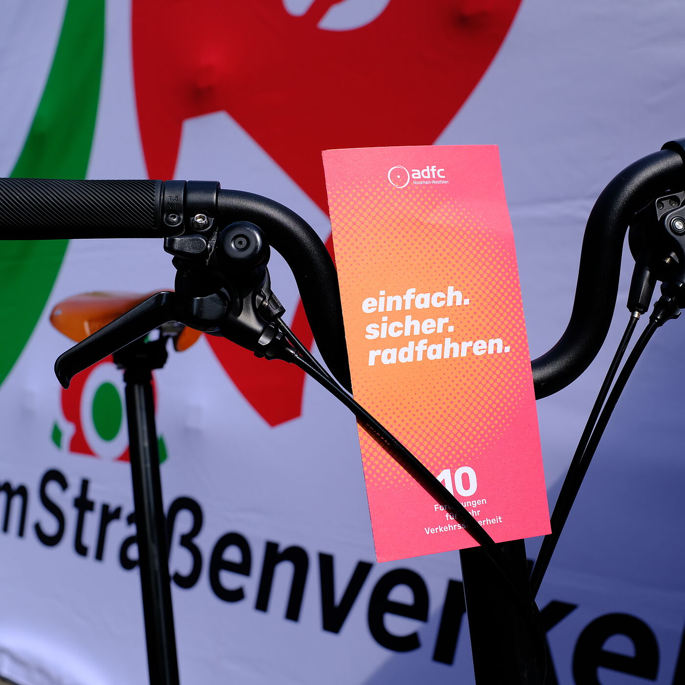 2026-04-17_Dormagen_Verkehrssicherheit__ADFC_NRW Ein Flyer klemmt an einem Rad.