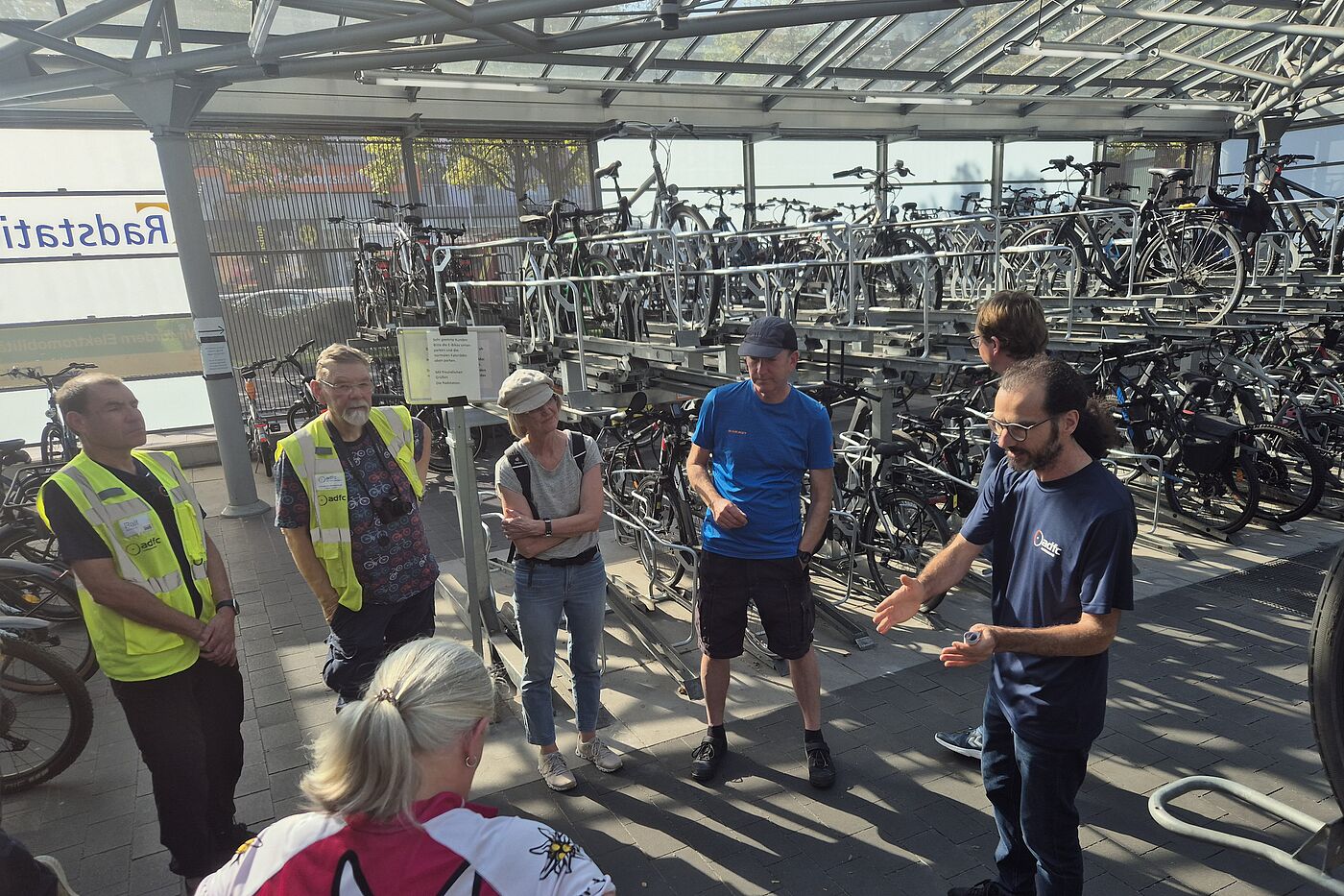 2025-09_Exkursion_Mobilitaet_Dortmund__ADFC_NRW mehrere Menschen stehen in der Radstation.
