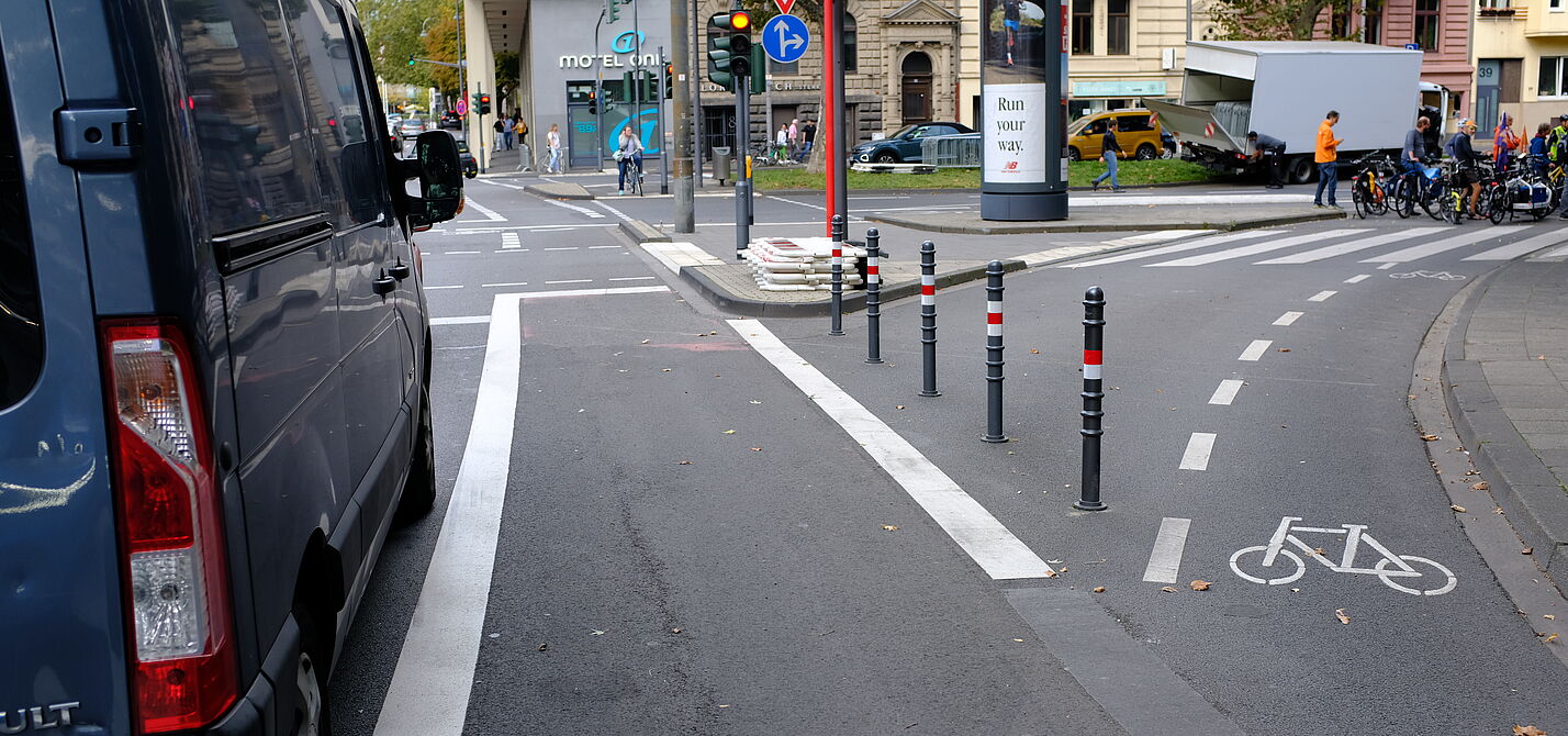 freier Rechtsabbieger Köln geschlossen freier Rechtsabbieger Köln mithilfe von Pollern geschlossen.