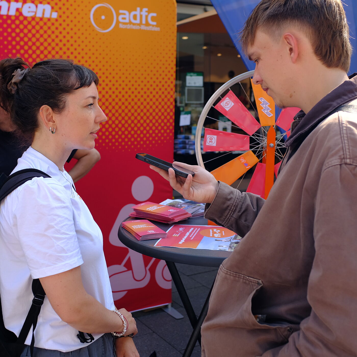 2026_05_30_SicherimStrassenverkehr_Arnsberg_ADFC-NRW Die Stimme des ADFC NRW für mehr Verkehrssicherheit ist beim Radio und den Zeitungen gefragt. Interview.