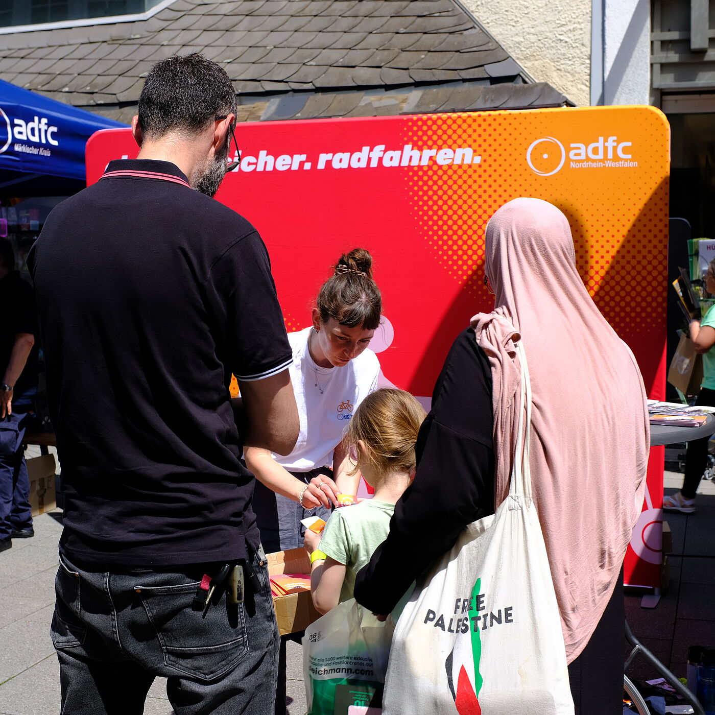 2026_05_30_SicherimStrassenverkehr_Arnsberg_ADFC-NRW einfach. sicher. radfahren. Kampagne des ADFC NRW für mehr Verkehrssicherheit. Der ADFC im Gespräch mit Eltern und Kindern. Eine Forderung des ADFC sind sichere Schulwege.