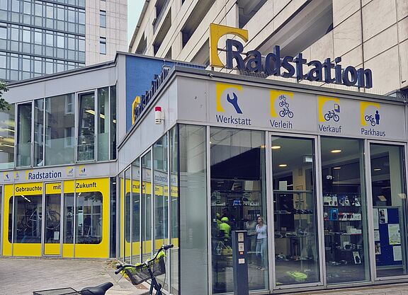 Radstation Düsseldorf Die Radstation am Düsseldorfer Hauptbahnhof, im Vordergrund steht ein Fahrrad an einen Beton-Poller gelehnt