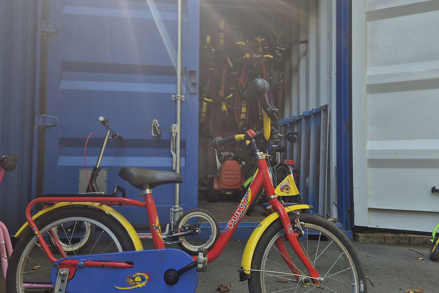 2025-09_Exkursion_Mobilitaet_Dortmund__ADFC_NRW Kleines Fahrrad vor Container.