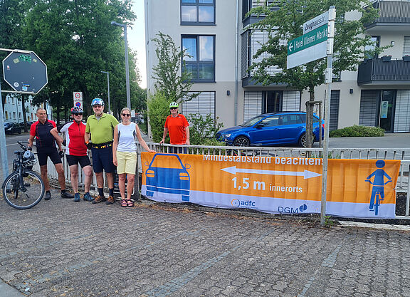 Aktive des ADFC SLS vor dem neuen Abstands-Banner in SLS