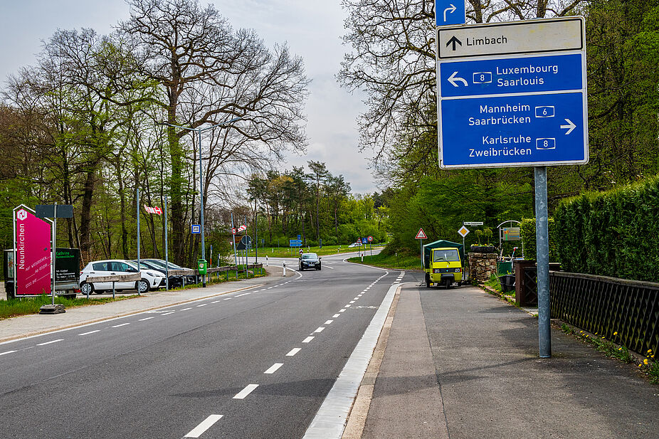 L114-Kohlhof Hier fehlt noch der Rotbelag am Ende des Schutzstreifens