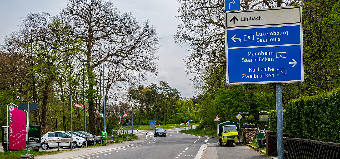 Hier fehlt noch der Rotbelag am Ende des Schutzstreifens