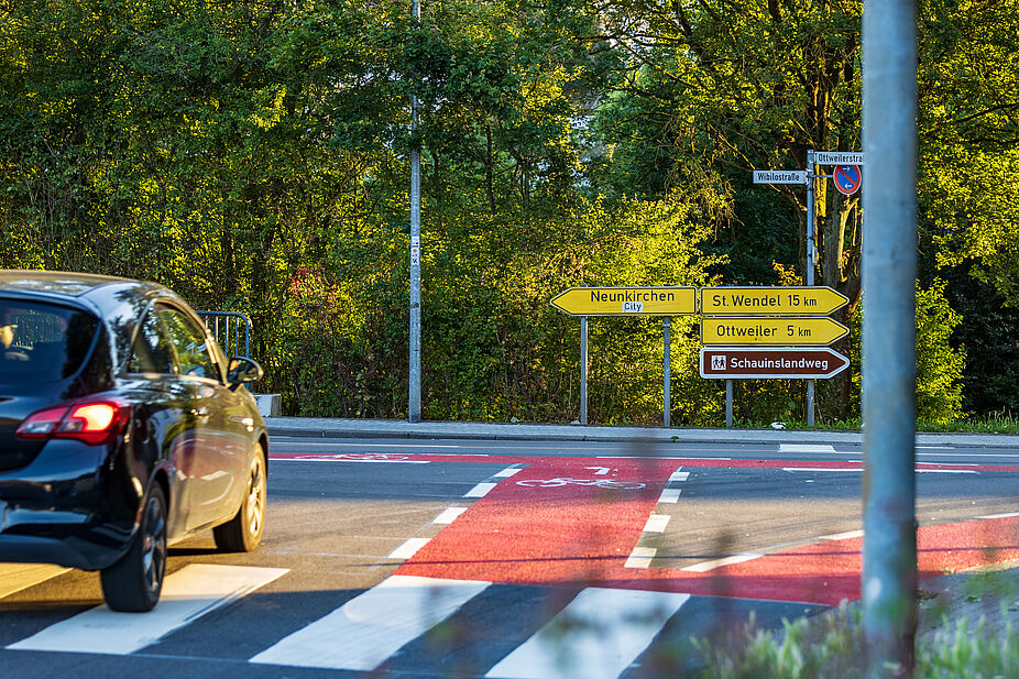 Ostertalstraße und Radfahren Die Einmüdung der Ostertalstraße in die Landstraße 124 nach Ottweiler.
