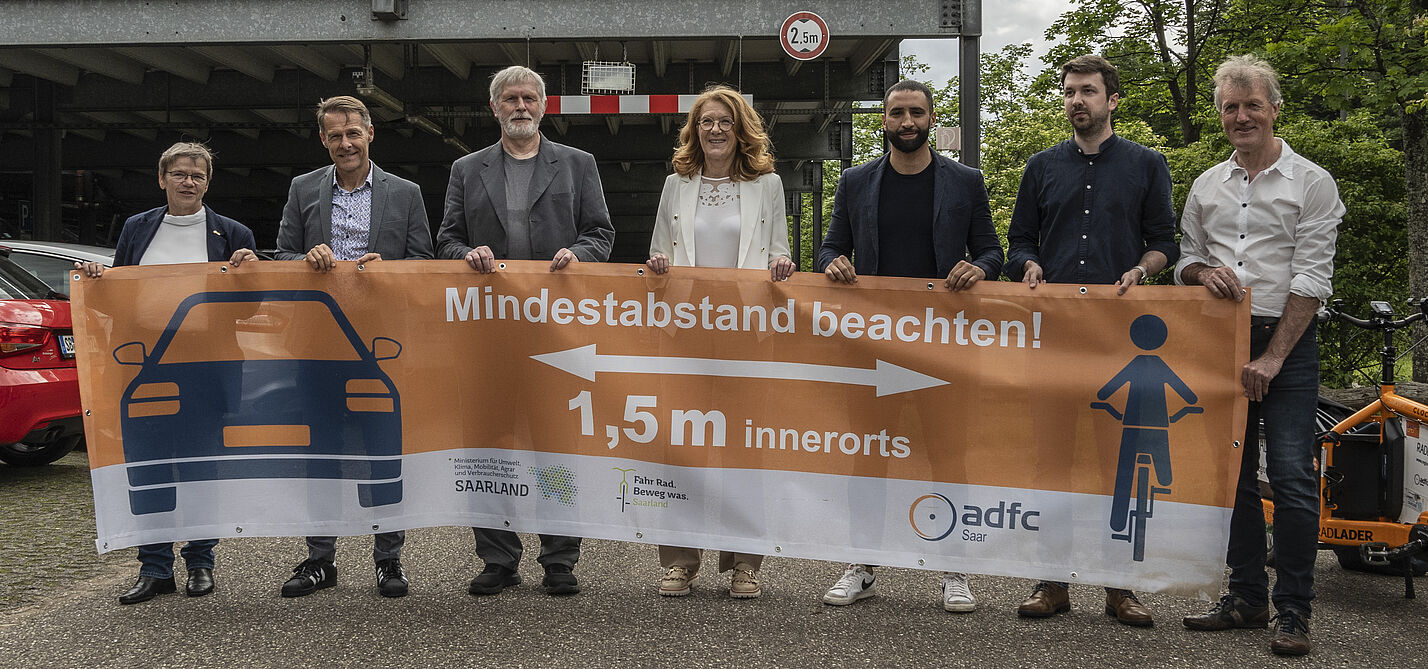 Banneraktion Überholabstand 1,5 Meter Uni-Parkhaus Meerwiesertalweg Banneraktion Überholabstand 1,5 Meter