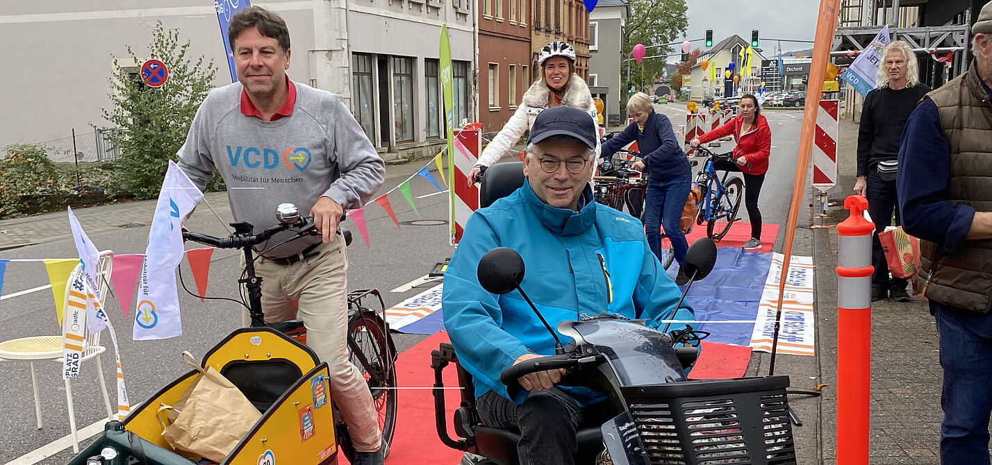 Der geschützte Pop-Up-Radweg wurde von Jung und Alt sowie Radlern und E-Rollstuhlfahrern getestet.