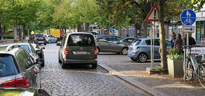 Parkplätze statt Begegnungsort Parkplätze statt Begegnungsort
