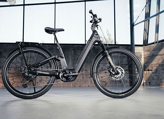 Das Modell Country LX von Centurion in einer leeren Fabrikhalle.