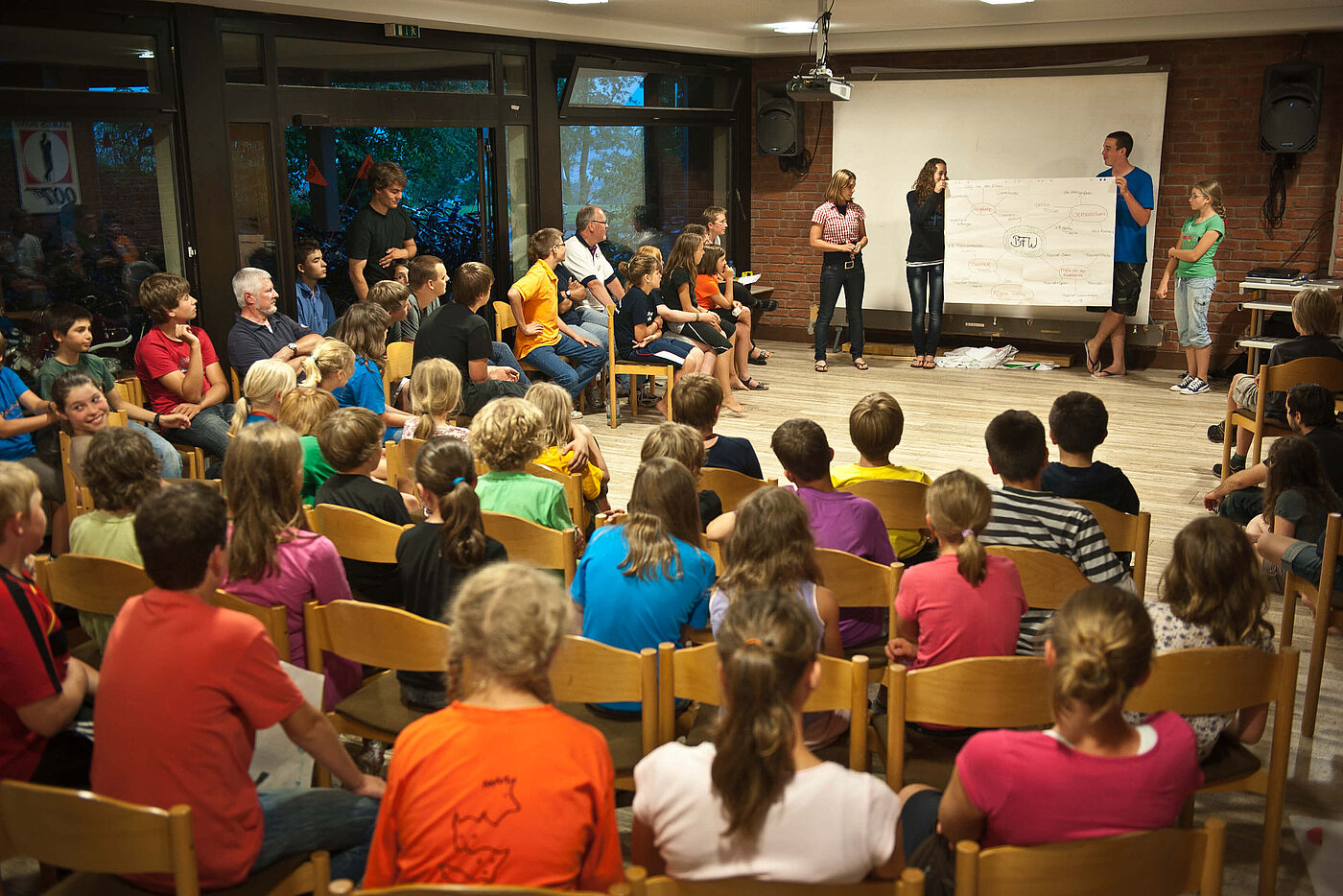 Das Festival bietet die Möglichkeit, sich auszutauschen und gemeinsam in Workshops und Diskussionsrunden Neues zu lernen. 