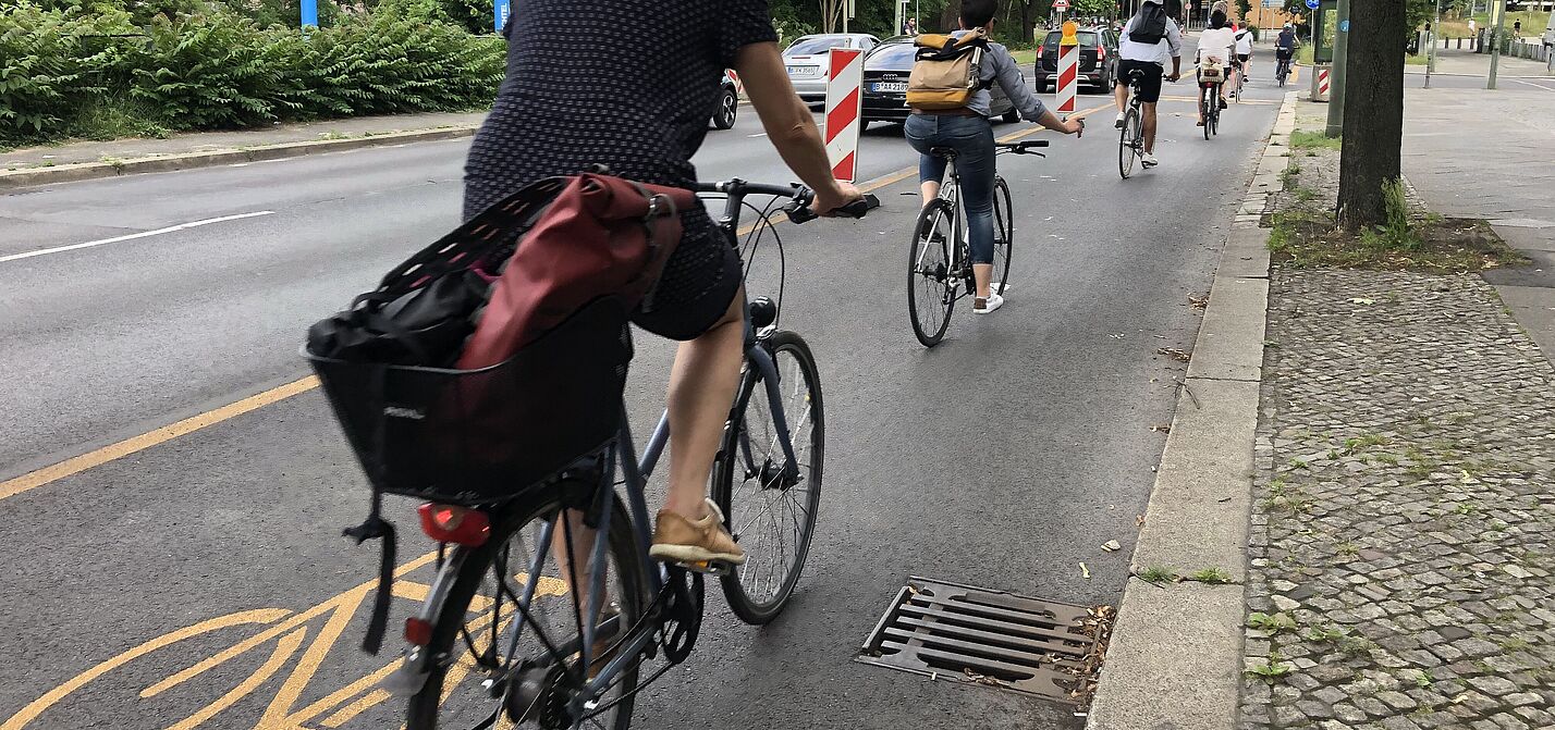 Schnellbauelement geschützter Radfahrstreifen (Pop-up-Radweg) mit Baken.