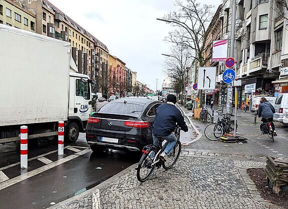 Zugeparkte Radwege tragen dazu bei, dass sich viele Radfahrende unsicher fühlen.