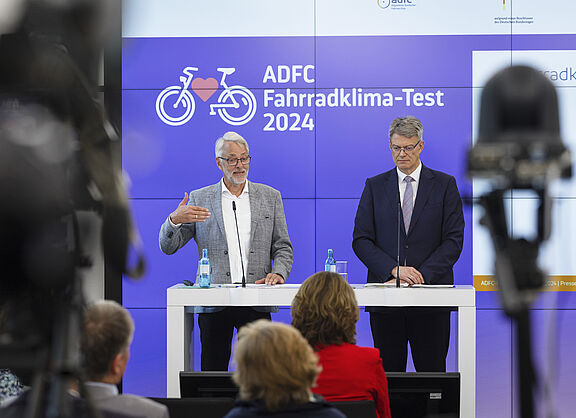 Pressekonferenz zum ADFC-Fahrradklima-Test 2024 am 17. Juni 2025. ADFC-Bundesvorsitzender Frank Masurat (l.) und Patrick Schnieder, Bundesminister für Verkehr (r.). 