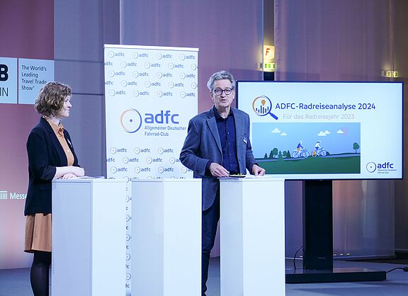 Präsentation der ADFC-Radreiseanalyse 2024 mit ADFC-Tourismusexpertin Konstanze Meyer und ADFC-Tourismusvorstand Christian Tänzler. 