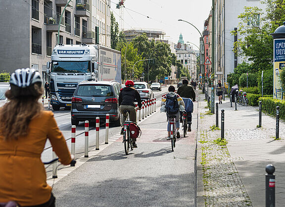 Radfahrende in Berlin, Invalidenstraße.