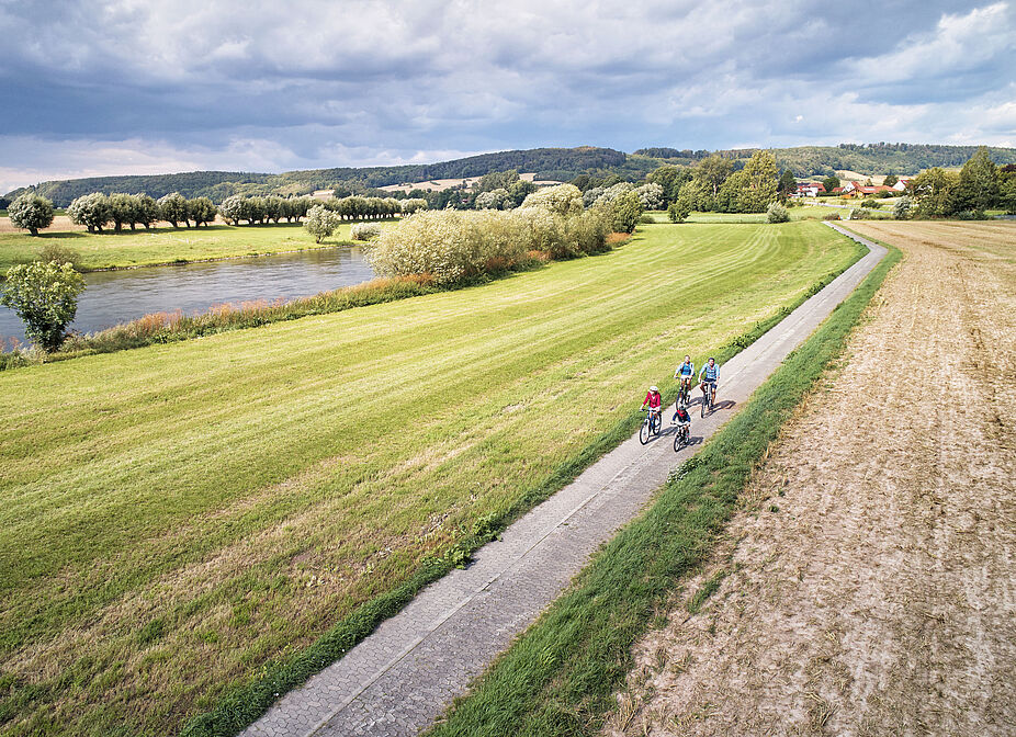 Mit der Familie im Radurlaub - hier auf der ADFC-Qualitätsradroute Weser-Radweg.