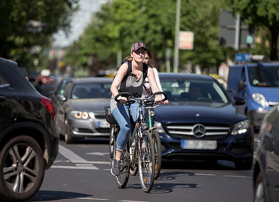 Radfahrerin im dichten Verkehr. Radfahrerin im dichten Verkehr.