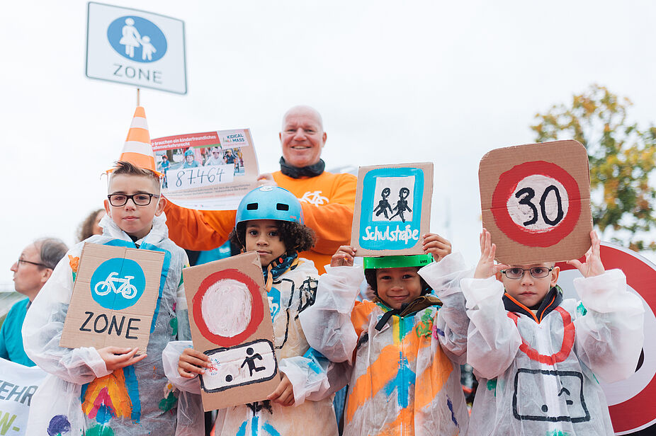 Petitionsübergabe: Kinder des Kidical Mass-Bündnisses fordern sichere Schulwege