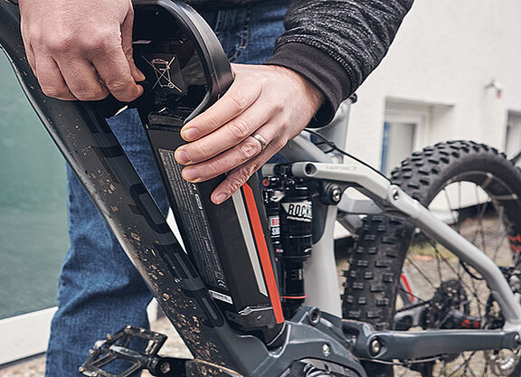 Entnahme eines Pedelec-Akkus am Mountainbike Entnahme eines Pedelec-Akkus am Mountainbike
