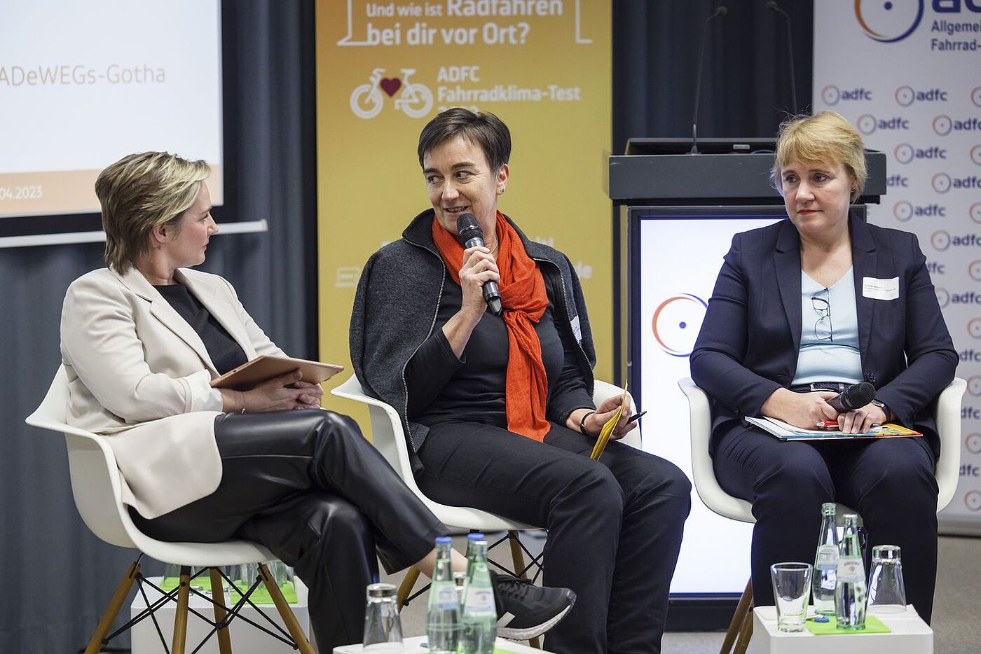 Wie kann der ländliche Raum fahrradfreundlicher werden? Dagmar Thume (Mitte) will das Konzept der 15-Minuten-Stadt auf den ländlichen Raum übertragen. Karola Lambeck (links), die Radverkehrsbeauftragte des Verkehrsministeriums, kennt das Projekt. 