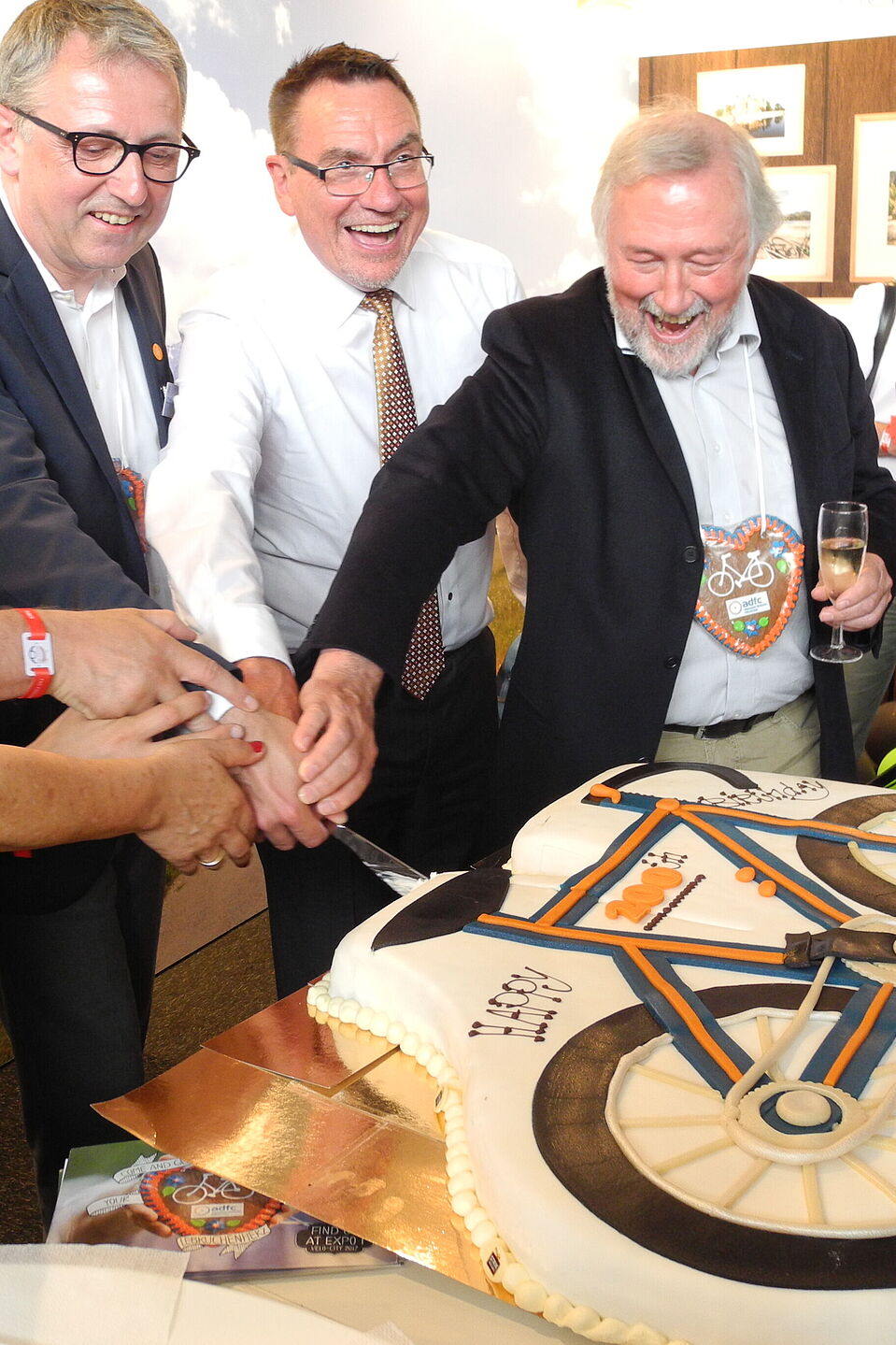 Auf der Velo-city 2017 in Nijmegen feierte der ADFC zusammen mit dem europäischen Fahrradverband ECF und Politiker*innen 200 Jahre Fahrrad. Auf der Velo-city 2017 in Nijmegen feierte der ADFC zusammen mit dem europäischen Fahrradverband ECF und Politiker*innen 200 Jahre Fahrrad.