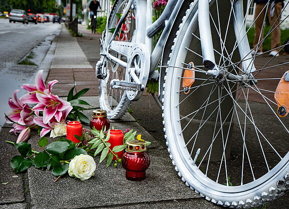 Ghost Bike Ein weiß bemaltes Fahrrad mit Blumen