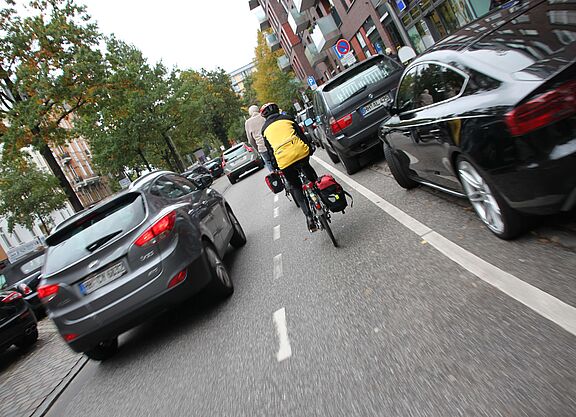 Überholvorgang in der Langen Reihe in Hamburg. Radfahrer wird mit weniger als 1,5 überholt