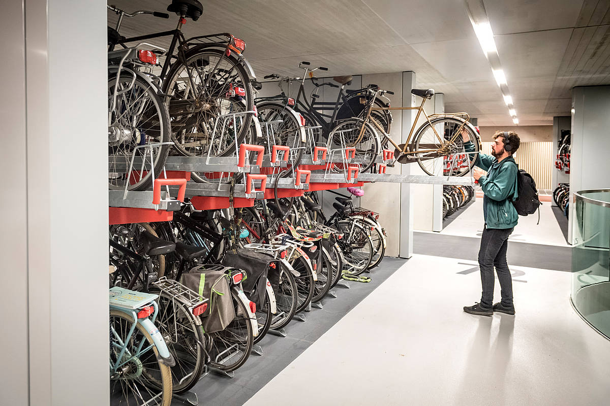 Fahrrad einstellen im Fahrradparkhaus am Hauptbahnhof in Utrecht.